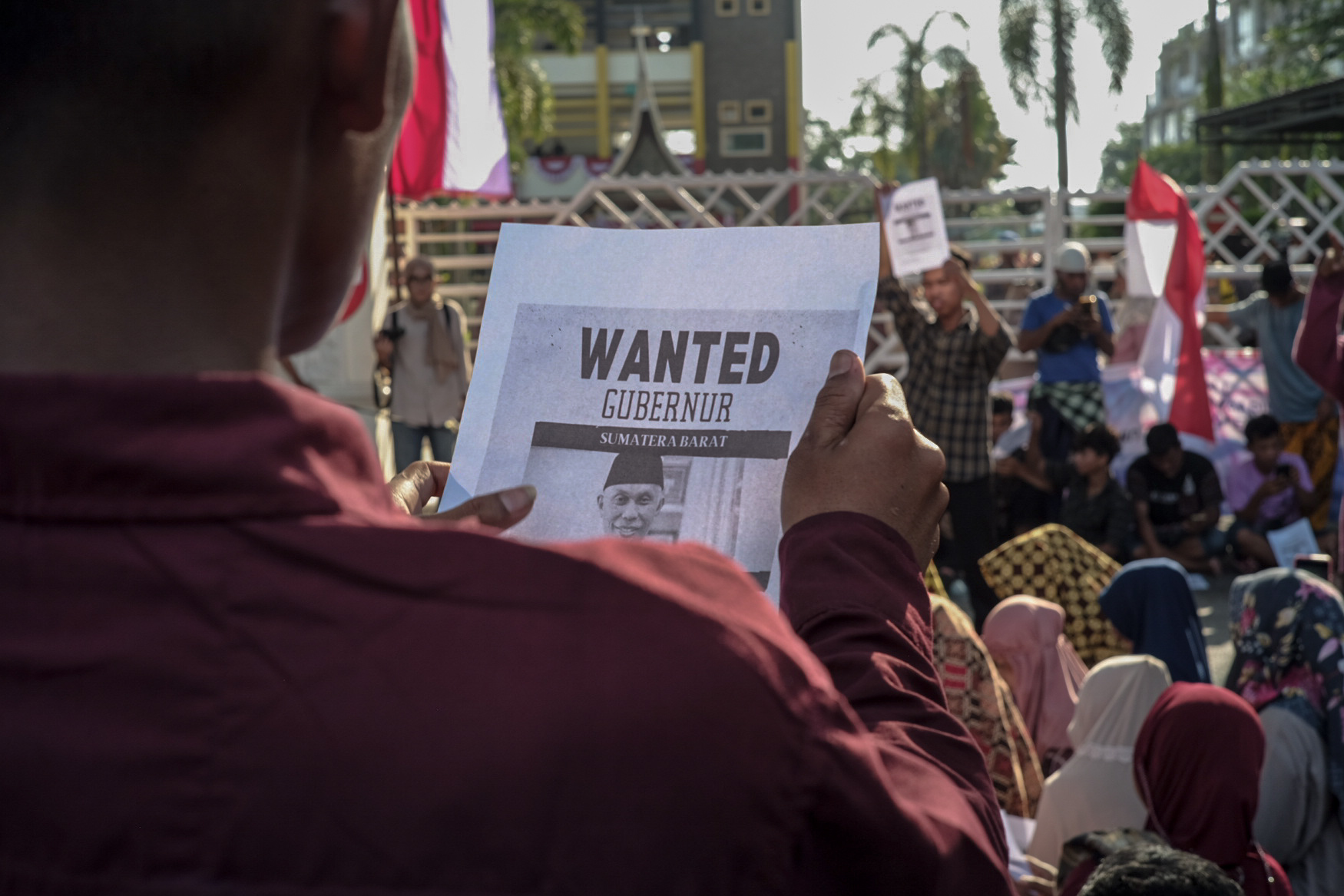 Selebaran Mencari Gubernur Sumatera Barat dalam Massa Aksi Warga Air Bangis 1-5 Agustus di Kota Padang. Foto oleh Uyung Hamdani.