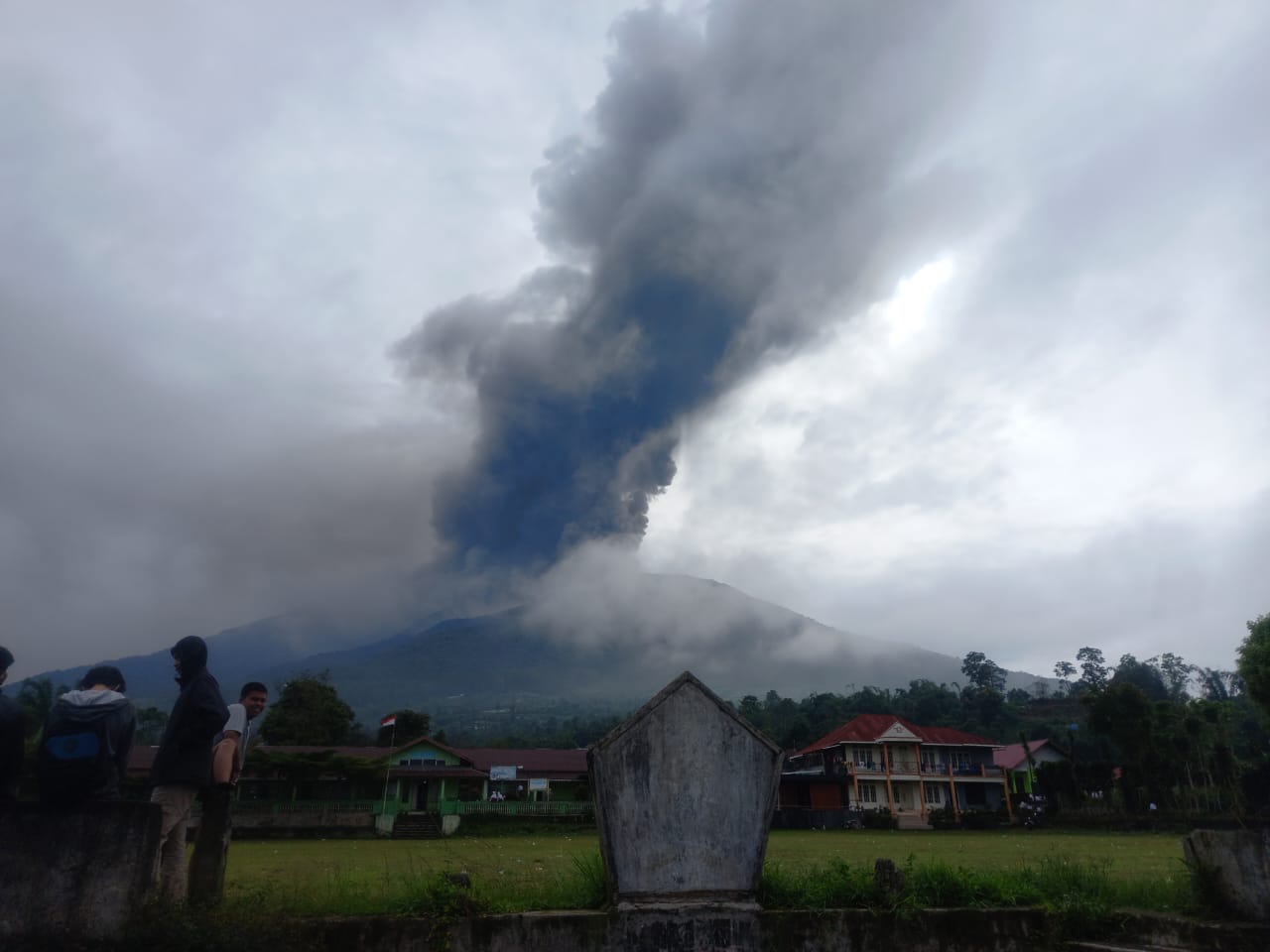 Erupsi Gunung Marapi Senin (4/12/2023)/roehanaproject.com/Fachri Hamzah